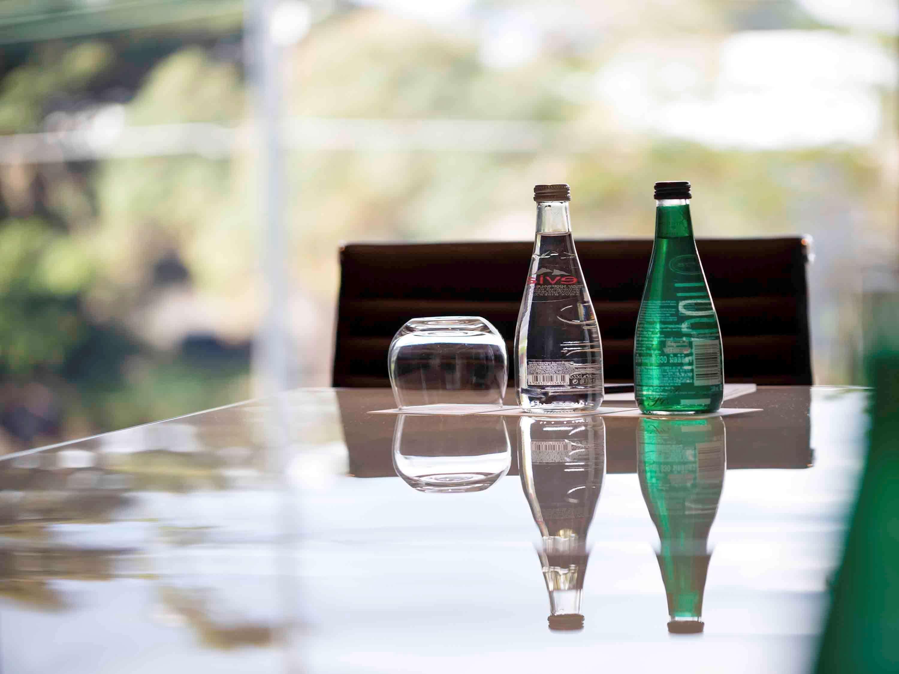 فندق مطار بولمان سيدني المظهر الخارجي الصورة Bottles of S. Pellegrino