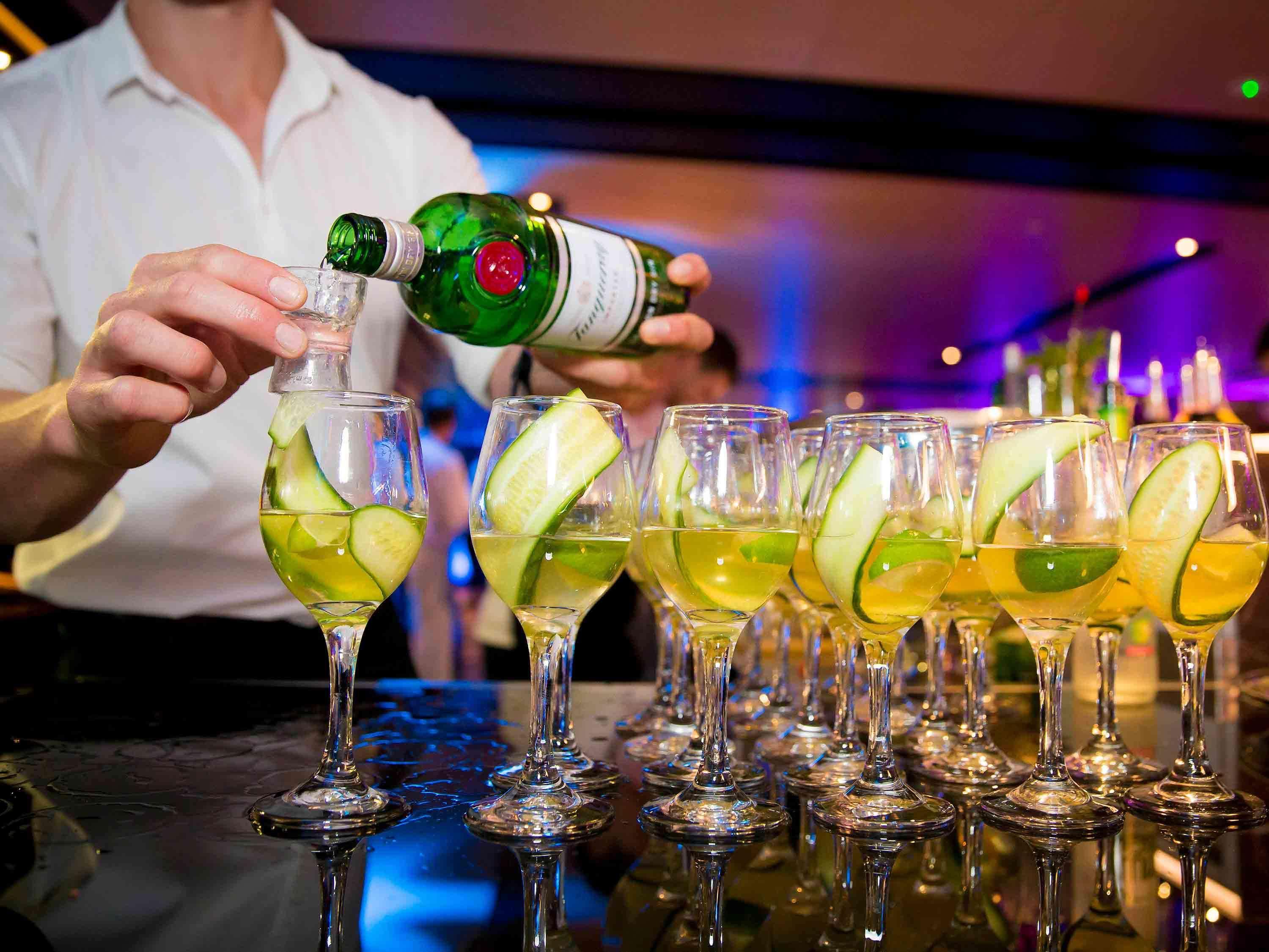 فندق مطار بولمان سيدني المظهر الخارجي الصورة A bartender preparing drinks