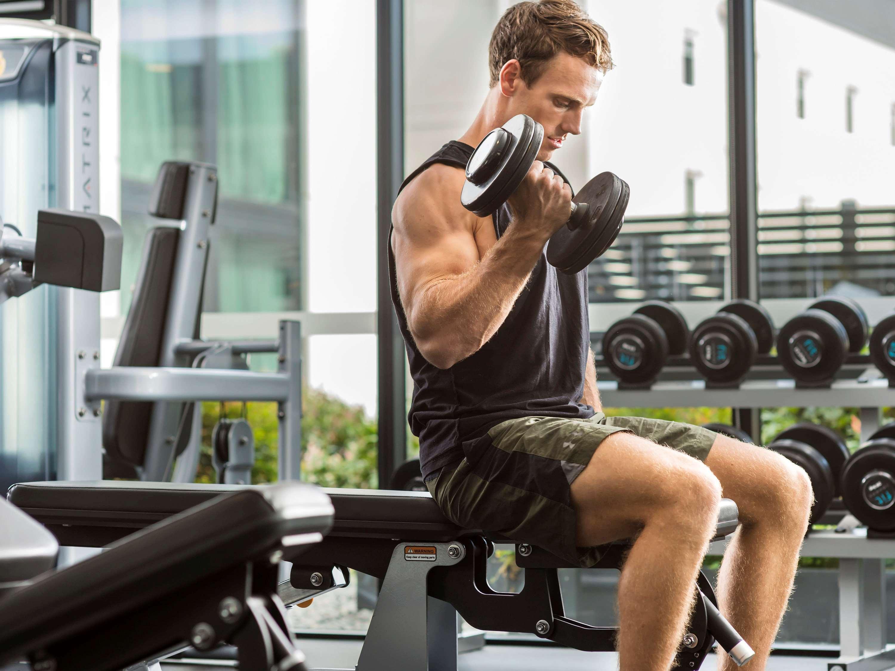 فندق مطار بولمان سيدني المظهر الخارجي الصورة A bodybuilder training with dumbbells