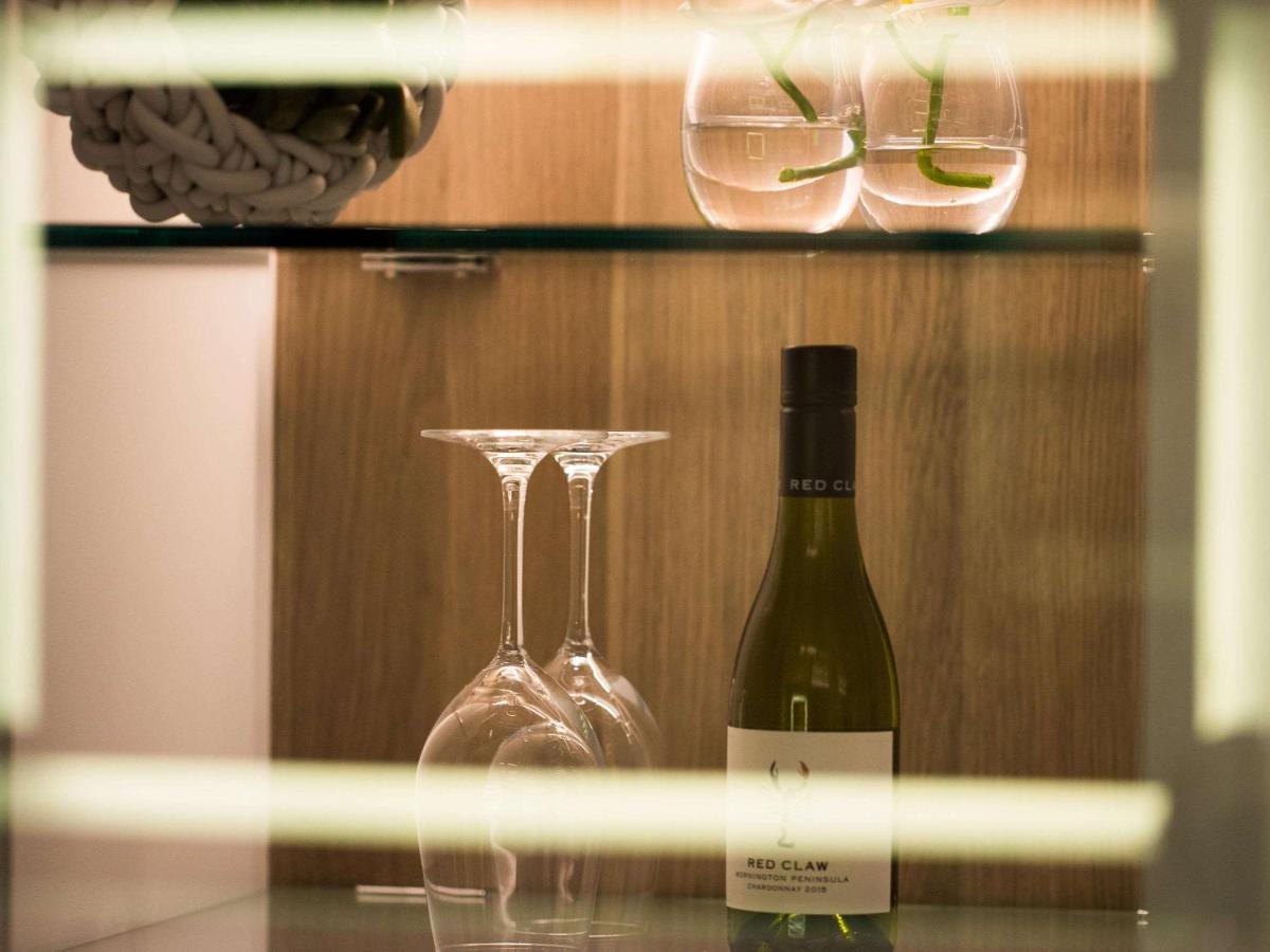 فندق مطار بولمان سيدني المظهر الخارجي الصورة A bottle of wine in a hotel room